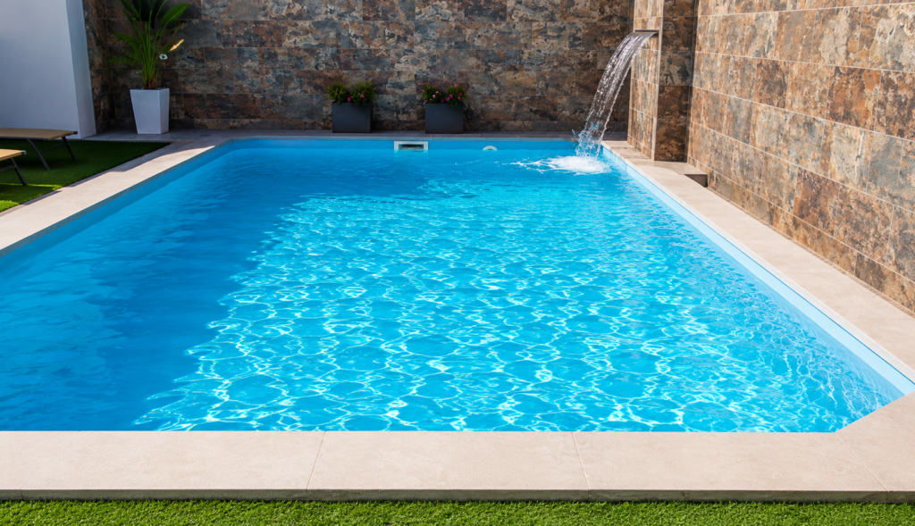 Piscina Catalina con bordes redondeados para jardines y espacios exteriores.