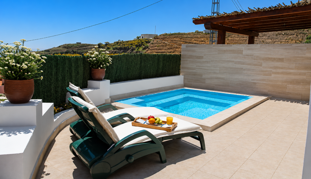 Piscina Celia de 3,00 x 2,00 m, ideal para patios y jardines pequeños.