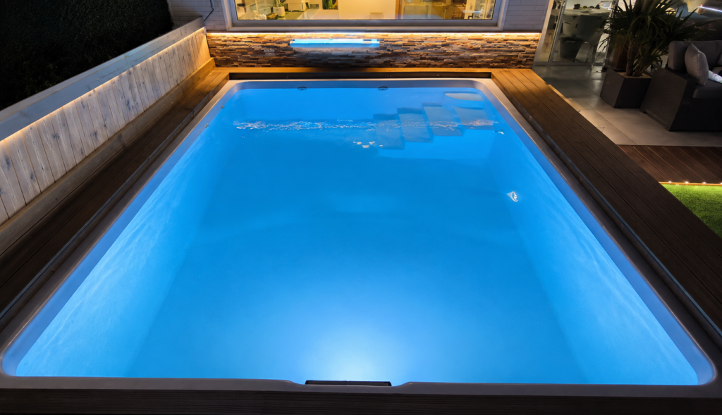 Piscina Almira para patios con bastante espacio y que buscan un lugar de relax