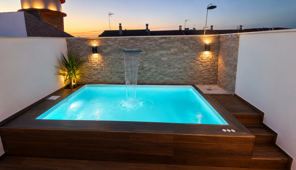 Mini piscina Alba, ideal para patios pequeños, con instalación enterrada, semienterrada o elevada