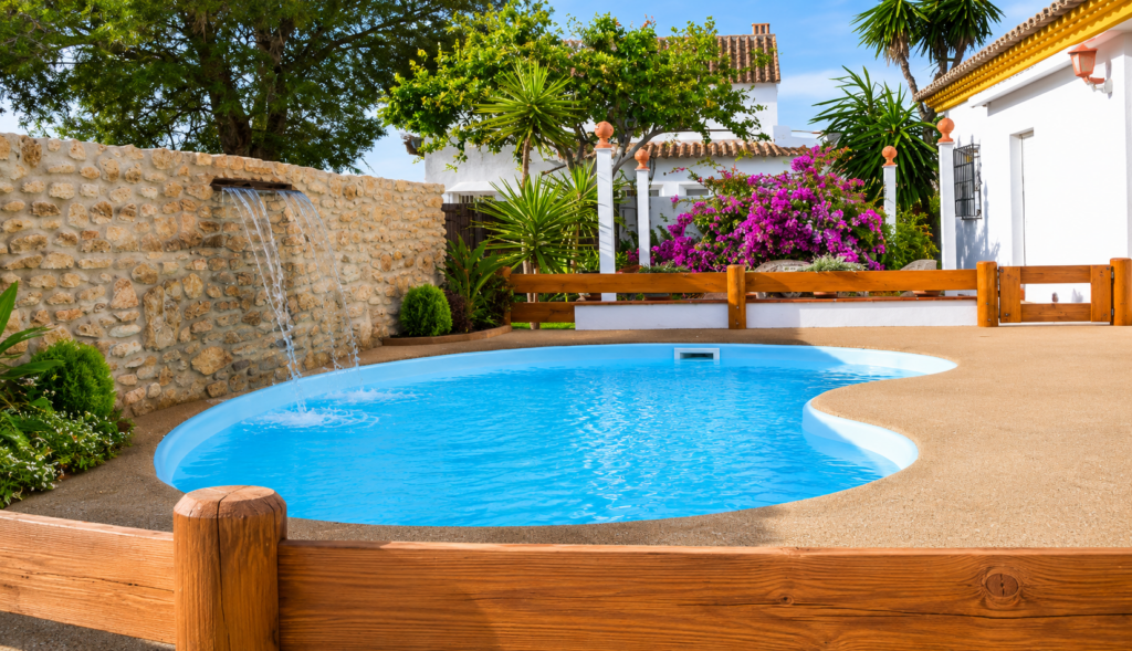 Piscina de riñón Cristina, perfecta para crear una zona de relax en el jardín.