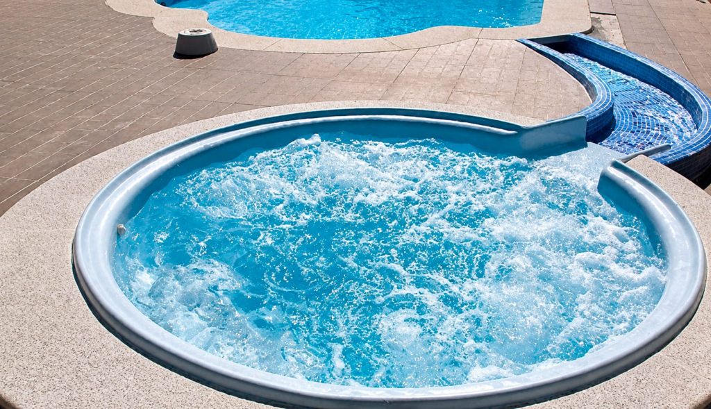 Piscina compacta de diseño moderno en jardín residencial de Begur.